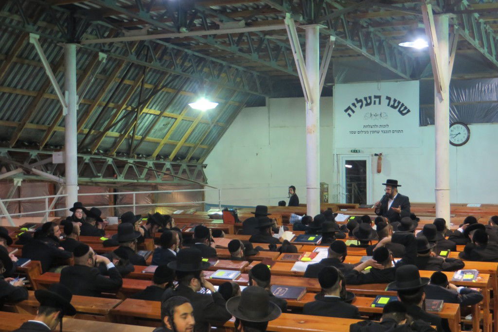 ערב ראש השנה: עשרות אלפי חסידים באומן • צפו בתיעוד מהציון