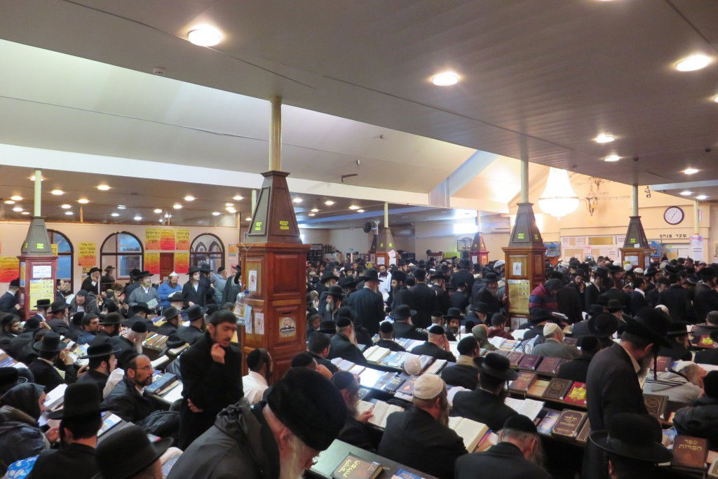 ערב ראש השנה: עשרות אלפי חסידים באומן • צפו בתיעוד מהציון