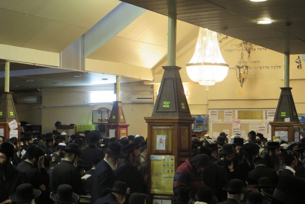 ערב ראש השנה: עשרות אלפי חסידים באומן • צפו בתיעוד מהציון