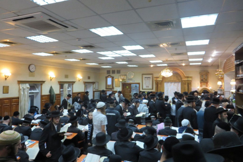 ערב ראש השנה: עשרות אלפי חסידים באומן • צפו בתיעוד מהציון