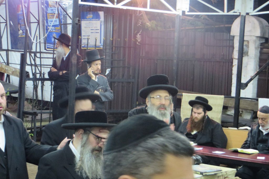 ערב ראש השנה: עשרות אלפי חסידים באומן • צפו בתיעוד מהציון