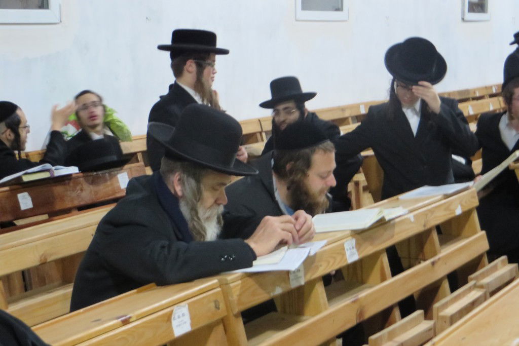 ערב ראש השנה: עשרות אלפי חסידים באומן • צפו בתיעוד מהציון