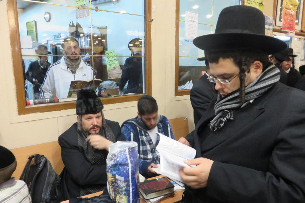 ערב ראש השנה: עשרות אלפי חסידים באומן • צפו בתיעוד מהציון