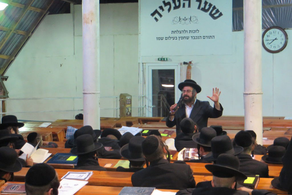 ערב ראש השנה: עשרות אלפי חסידים באומן • צפו בתיעוד מהציון