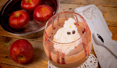 מוס שוקולד לבן עם דבש ותפוחים