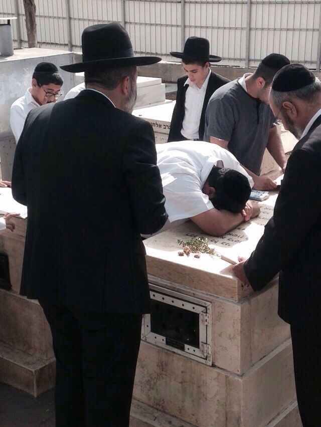 לפני "עצרת השנה": אריה דרעי התפלל בציון מרן הרב עובדיה