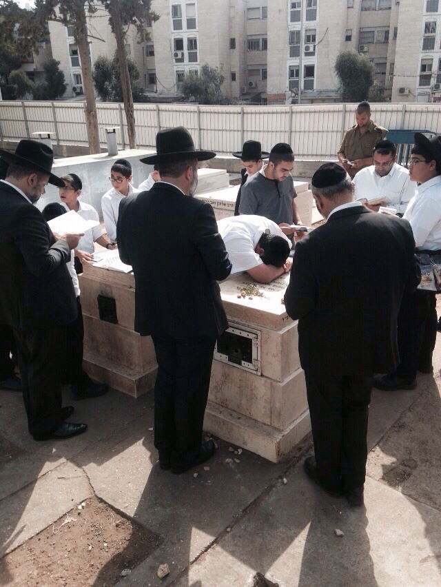 לפני "עצרת השנה": אריה דרעי התפלל בציון מרן הרב עובדיה