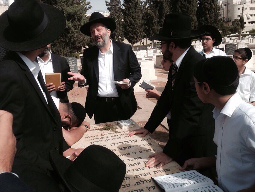 לפני "עצרת השנה": אריה דרעי התפלל בציון מרן הרב עובדיה