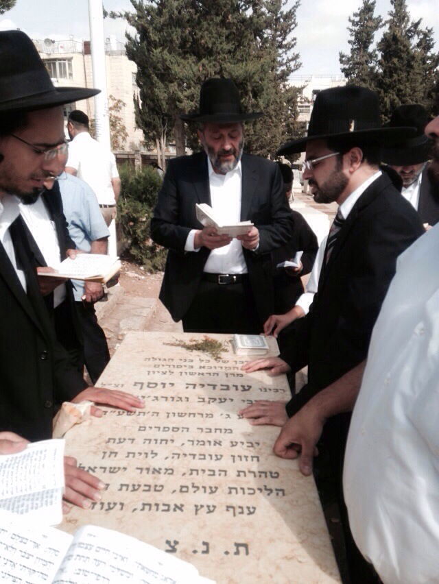 לפני "עצרת השנה": אריה דרעי התפלל בציון מרן הרב עובדיה
