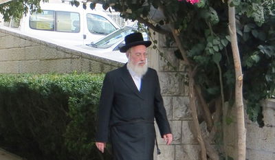 ח"כ ישראל אייכלר ביציאה מבית הגר"ש