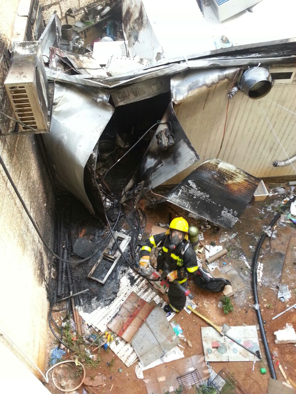 מודיעין עילית: חנות לממכר מזון עלתה באש, התקרה קרסה