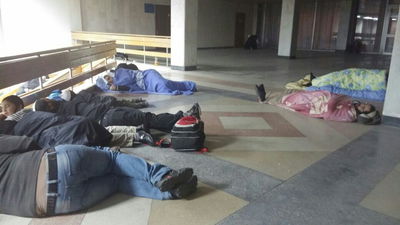 ישנים על הרצפה בשדה התעופה