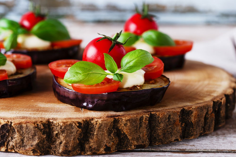 חצילים ובולגרית עם עגבניות שרי וזיתים