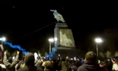 אוקראינה: פסלו של לנין הופל • צפו