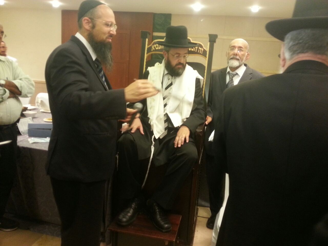 צפו: ברית לעובדיה יוסף, נכד הגר"מ יוסף והגר"ב אטיאס