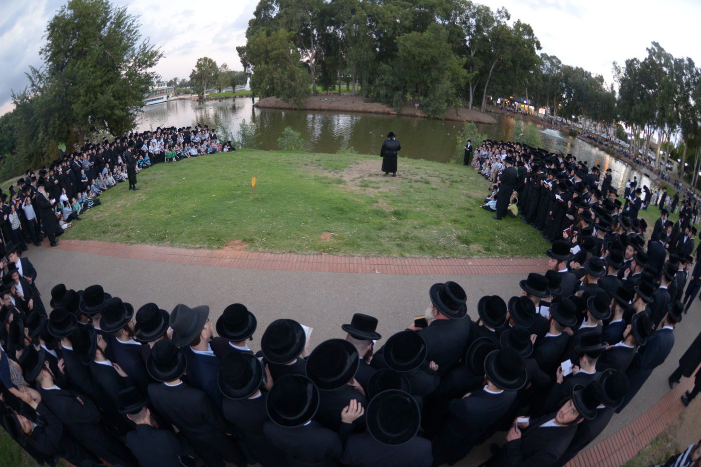 תיעוד: האדמו"ר מויז'ניץ ב'תשליך'