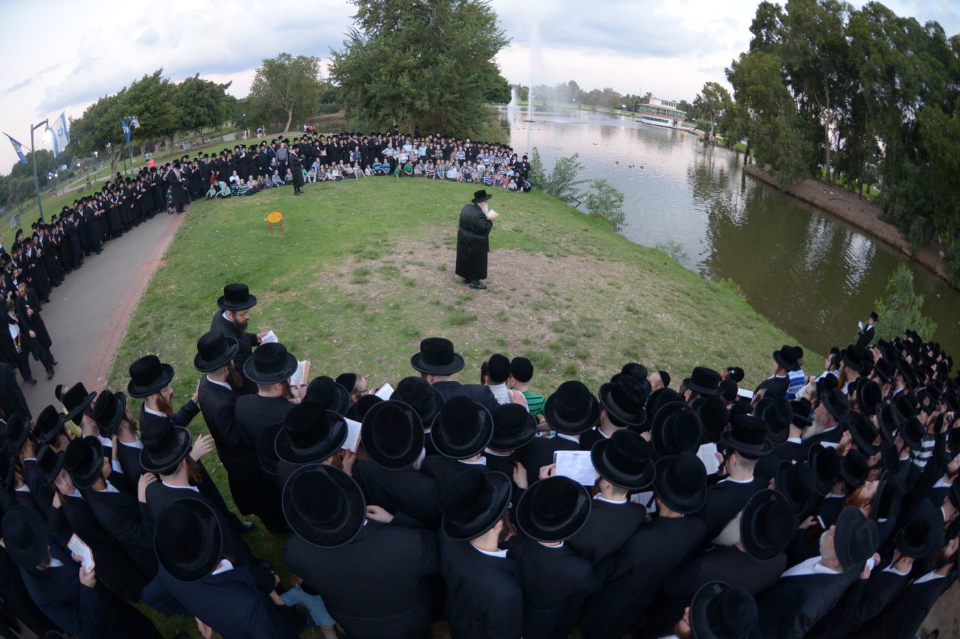תיעוד: האדמו"ר מויז'ניץ ב'תשליך'