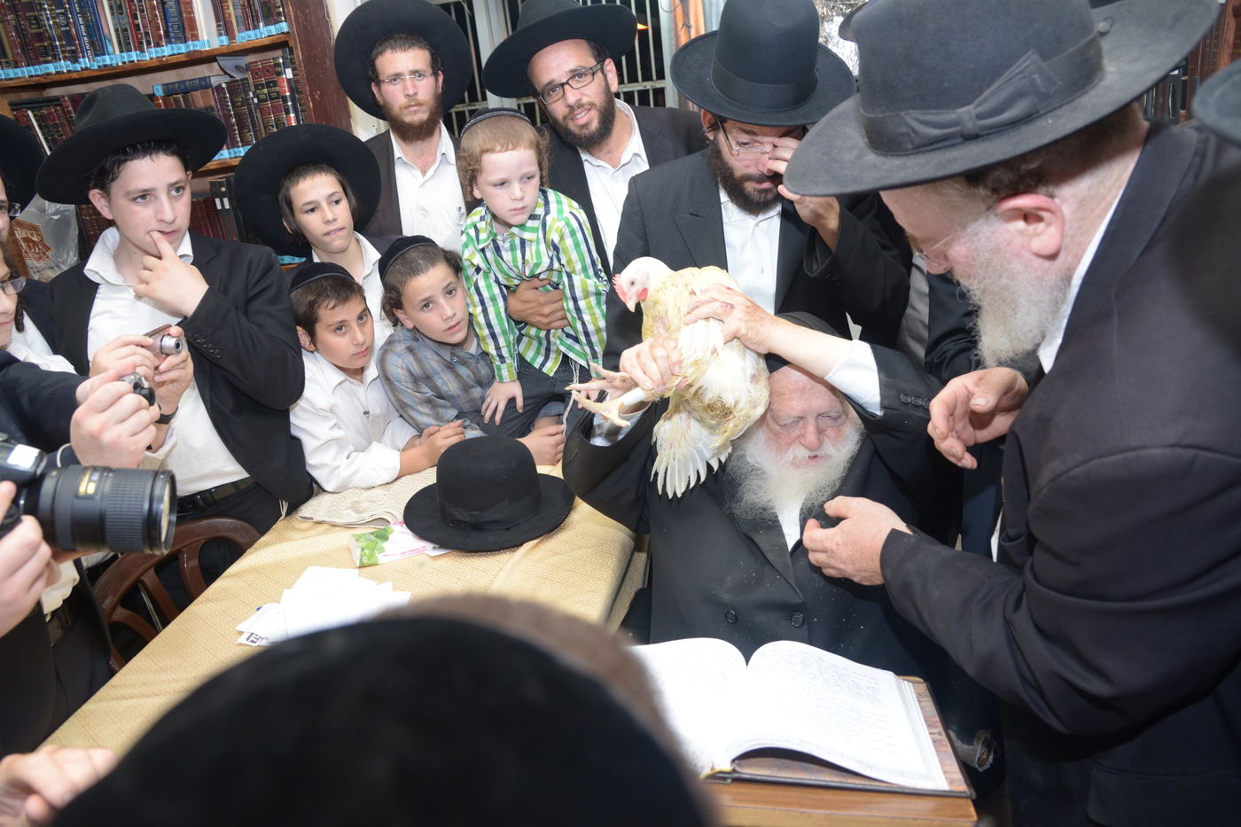 זֶה חֲלִיפָתִי: מרן רבי חיים קנייבסקי ערך "כפרות"