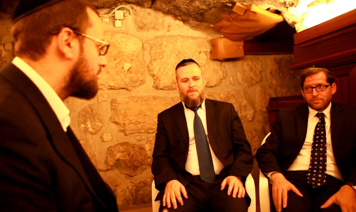 הרב לוי והרב ברוורמן עם כתב "כיכר השבת"