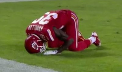 השחקן משתחווה