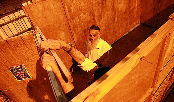 אחרי הצום בונים סוכה • גלריה מירושלים