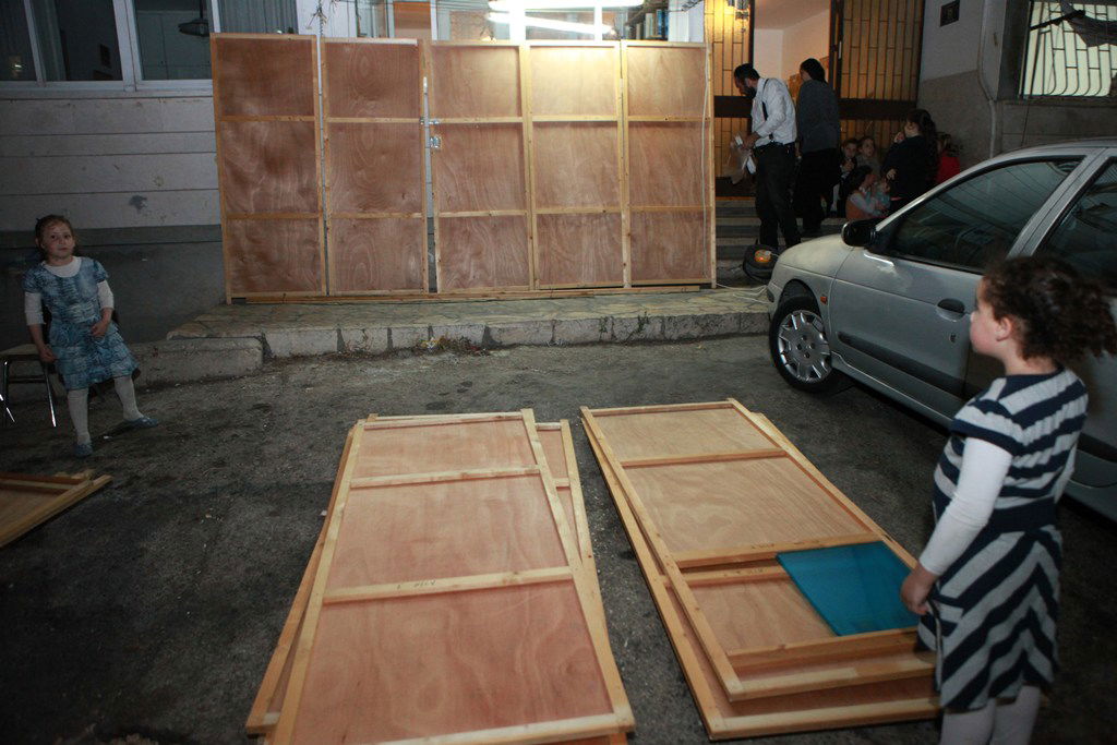 אחרי הצום בונים סוכה • גלריה מירושלים