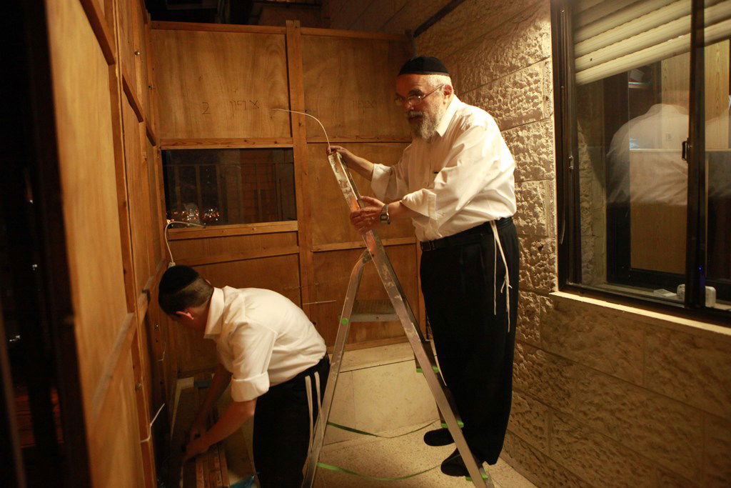 אחרי הצום בונים סוכה • גלריה מירושלים