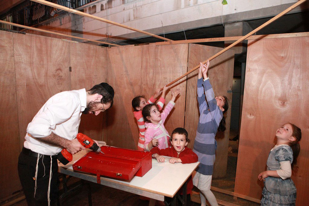 אחרי הצום בונים סוכה • גלריה מירושלים