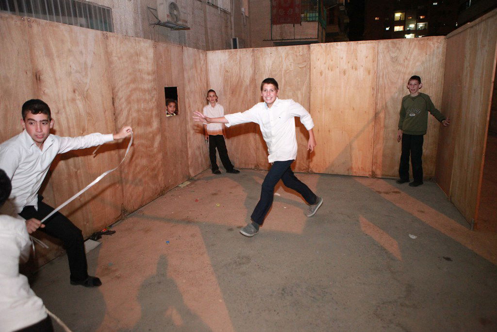 אחרי הצום בונים סוכה • גלריה מירושלים