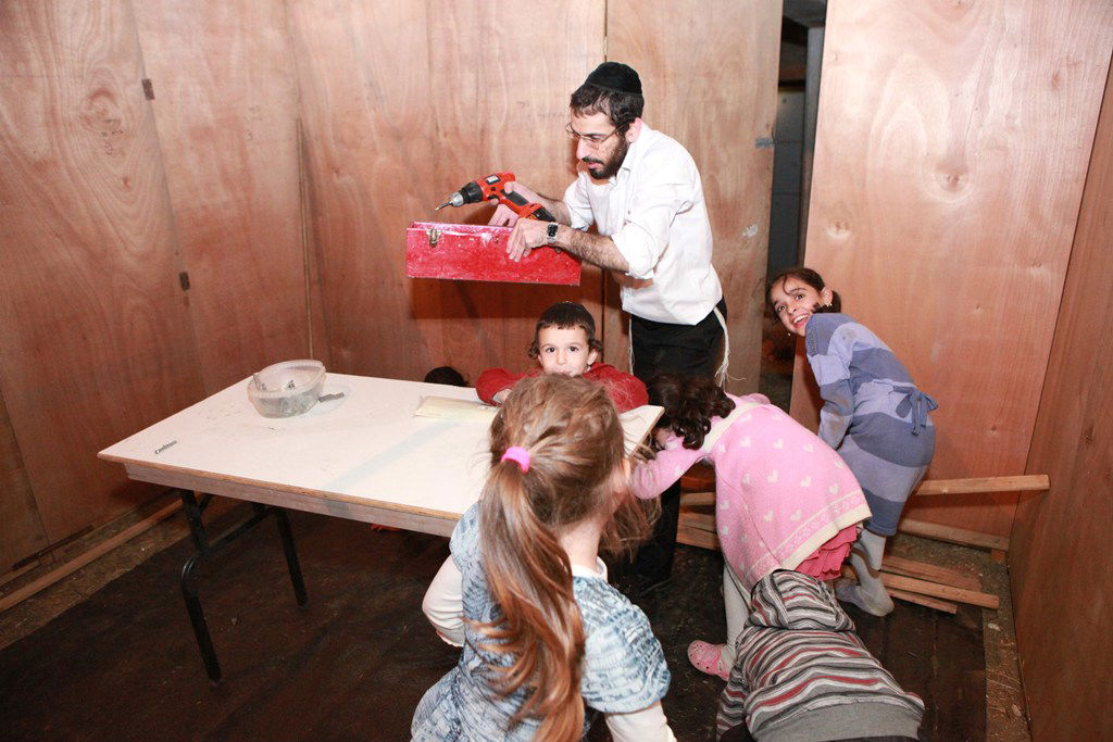 אחרי הצום בונים סוכה • גלריה מירושלים