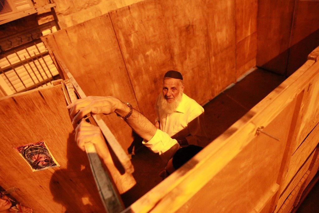 אחרי הצום בונים סוכה • גלריה מירושלים