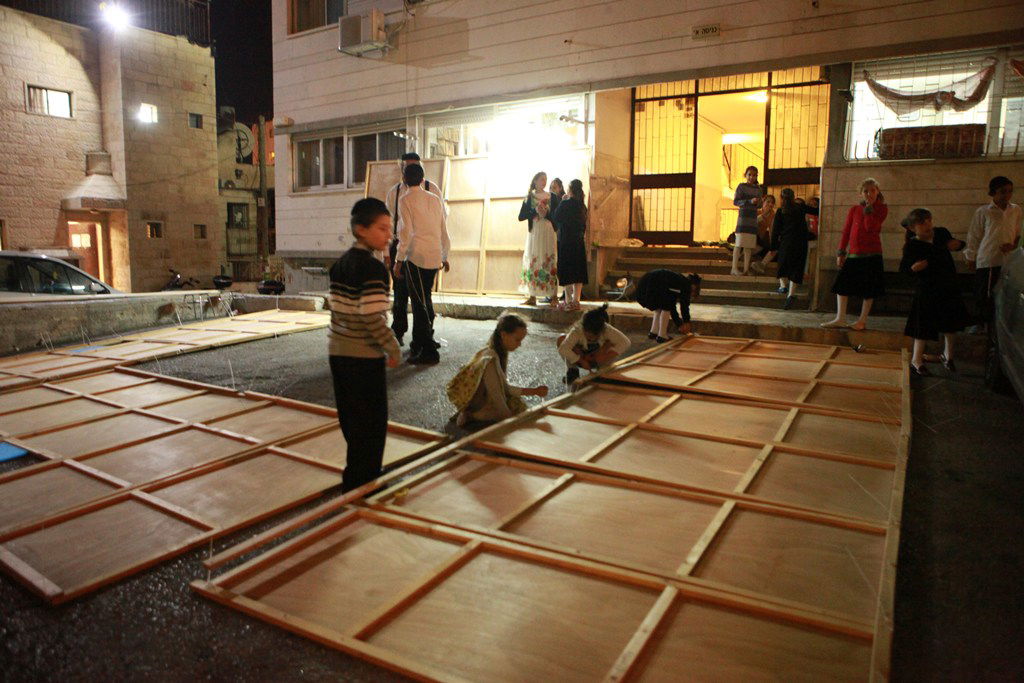 אחרי הצום בונים סוכה • גלריה מירושלים