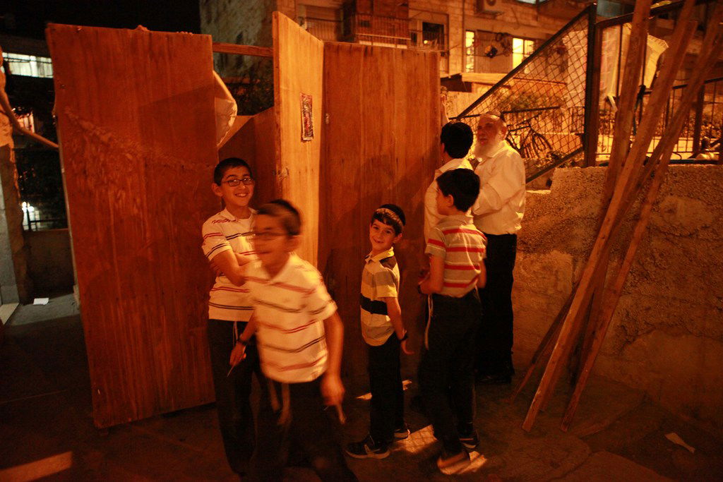 אחרי הצום בונים סוכה • גלריה מירושלים