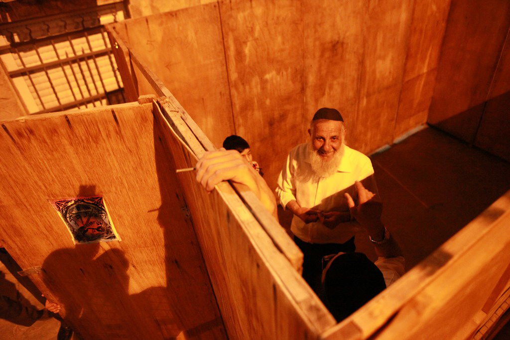 אחרי הצום בונים סוכה • גלריה מירושלים