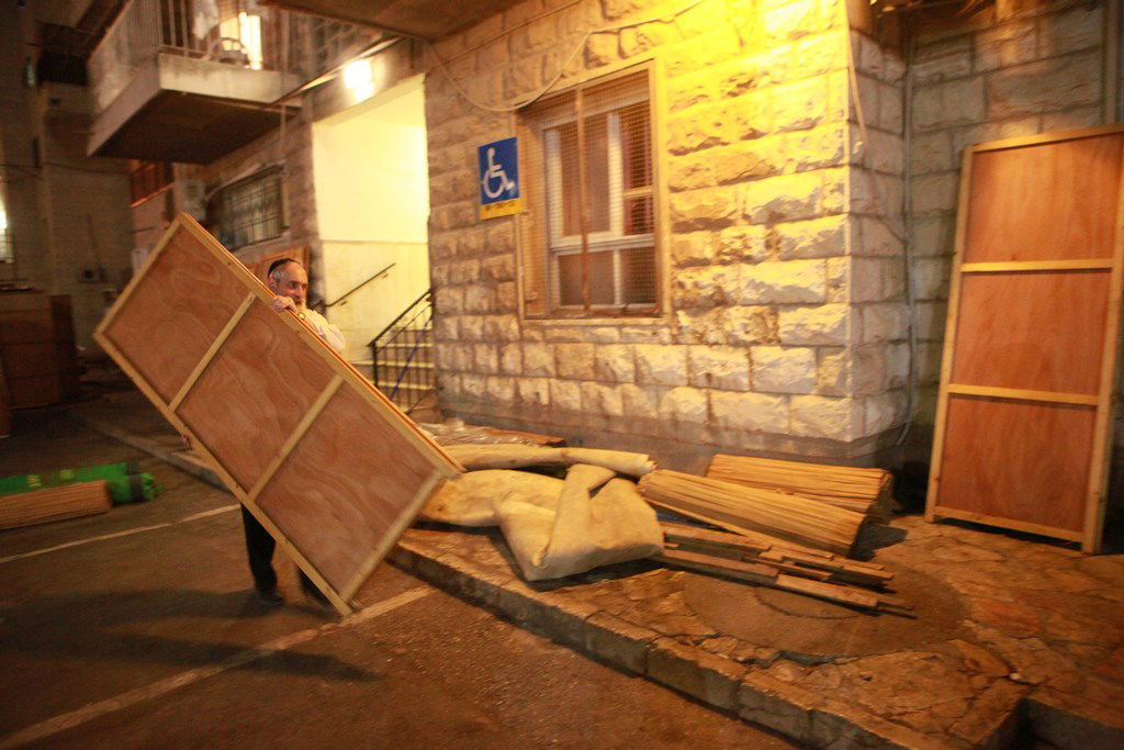 אחרי הצום בונים סוכה • גלריה מירושלים