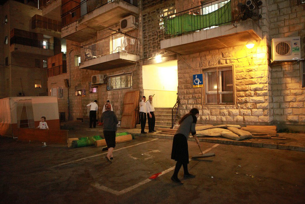 אחרי הצום בונים סוכה • גלריה מירושלים