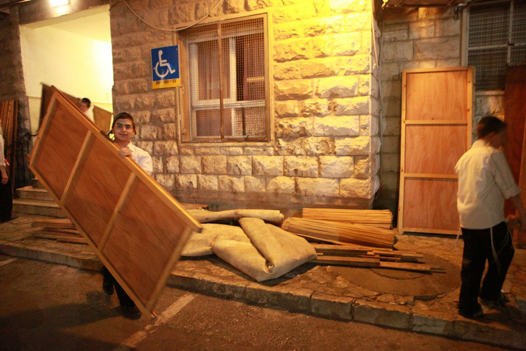 אחרי הצום בונים סוכה • גלריה מירושלים