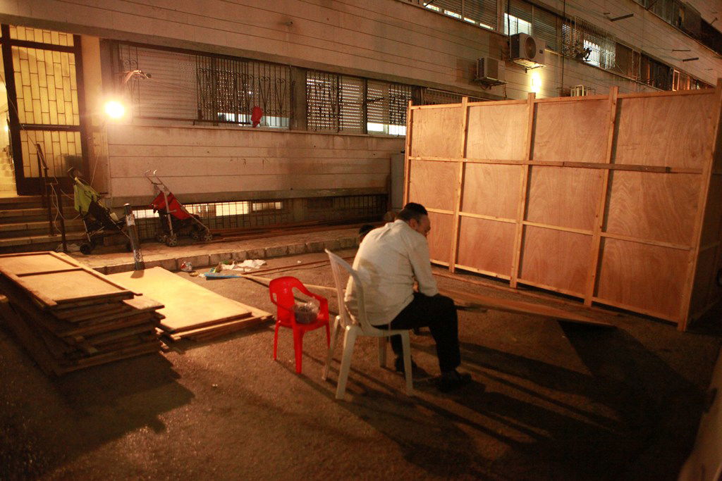 אחרי הצום בונים סוכה • גלריה מירושלים