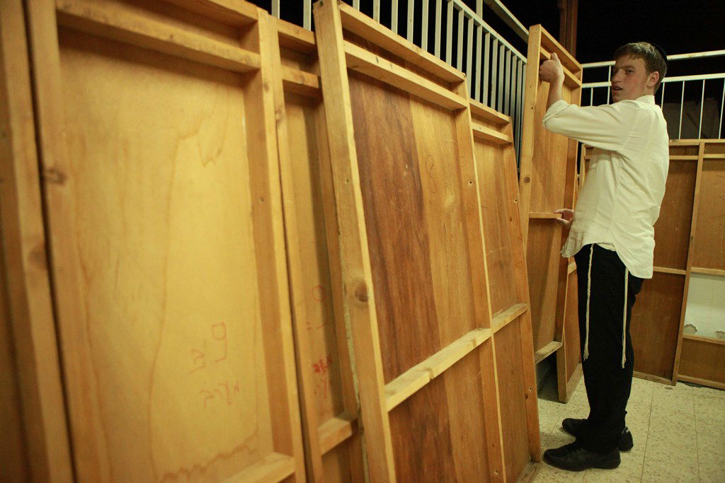 אחרי הצום בונים סוכה • גלריה מירושלים