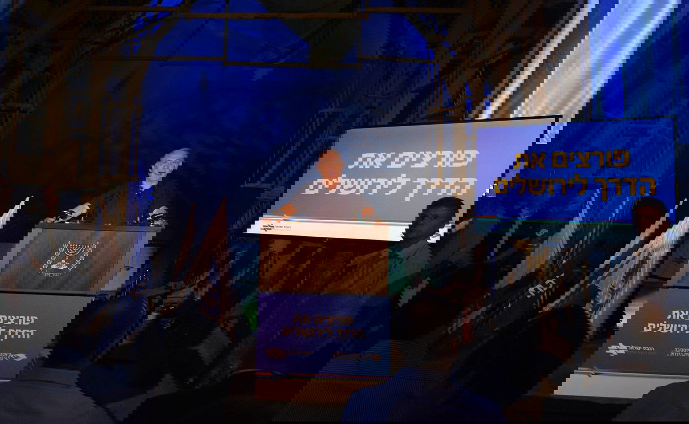 צפו: פריצת המנהרה האחרונה בקו הרכבת בין י-ם לתל אביב