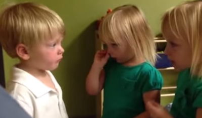 מריבת הילדים הכי חמודה שראיתם אי פעם