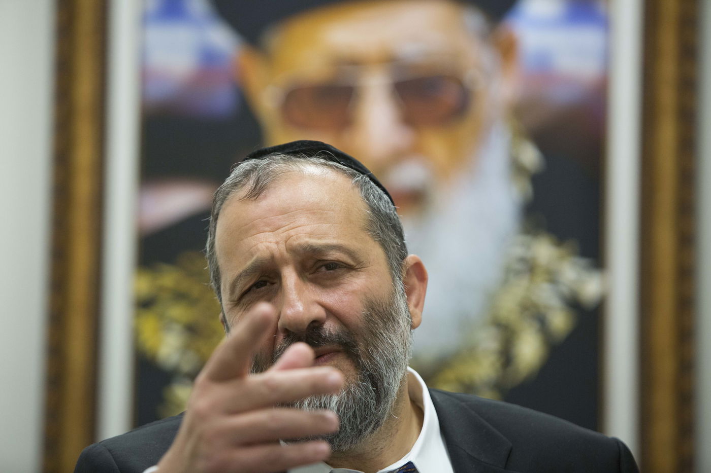 "עם אריה דרעי אנחנו מדברים בשפת העיניים"