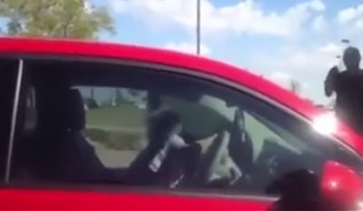 מביך: קבצנית נתפסה נוהגת על רכב חדש