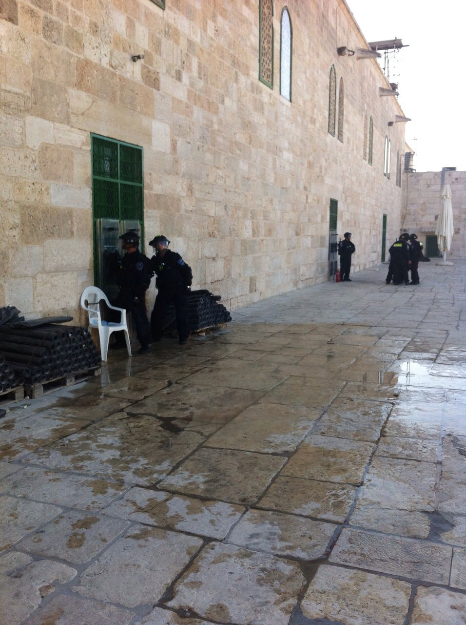 3 שוטרים נפצעו בעימותים אלימים בהר הבית