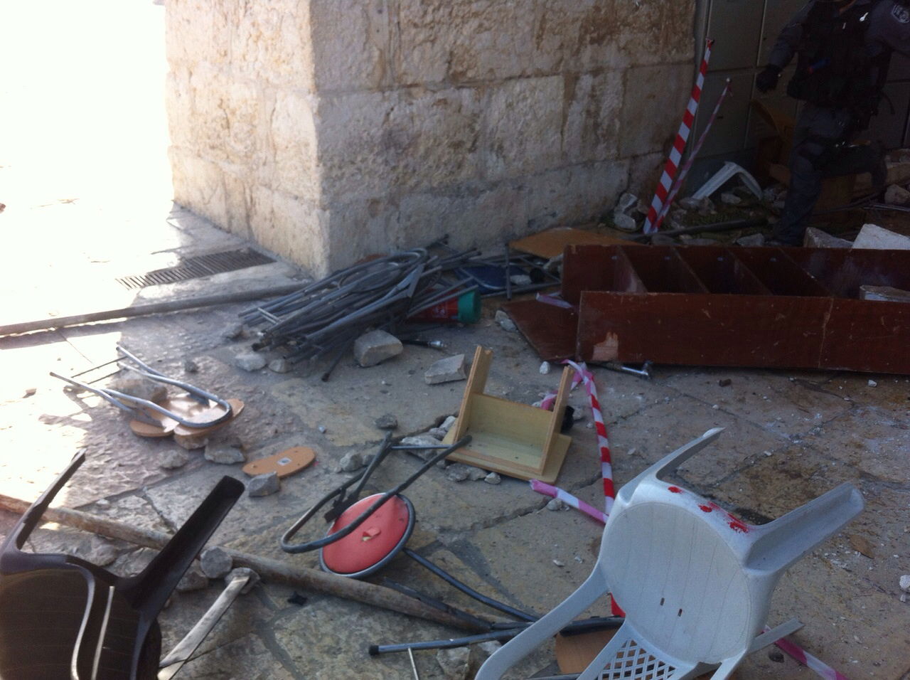 3 שוטרים נפצעו בעימותים אלימים בהר הבית