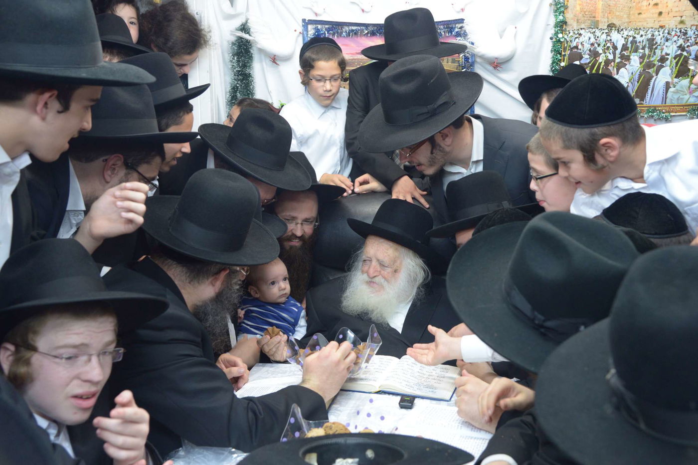 שמחת בית השואבה בסוכת מרן הגר"ח קנייבסקי • צפו