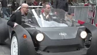 צפו: נסיעת המבחן של הרכב המודפס הראשון בעולם