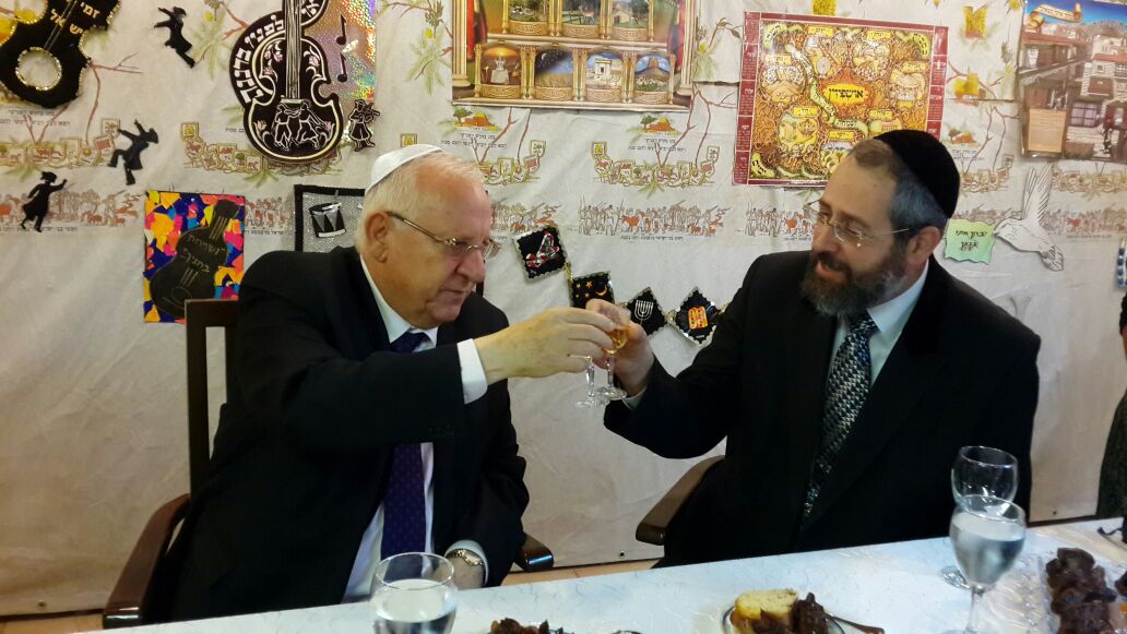 הנשיא חגג בסוכת הרב הראשי: "התרגשתי מהתרת העגונות"