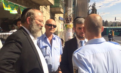 קלרמן ורוזנשטיין עם אנשי המשטרה