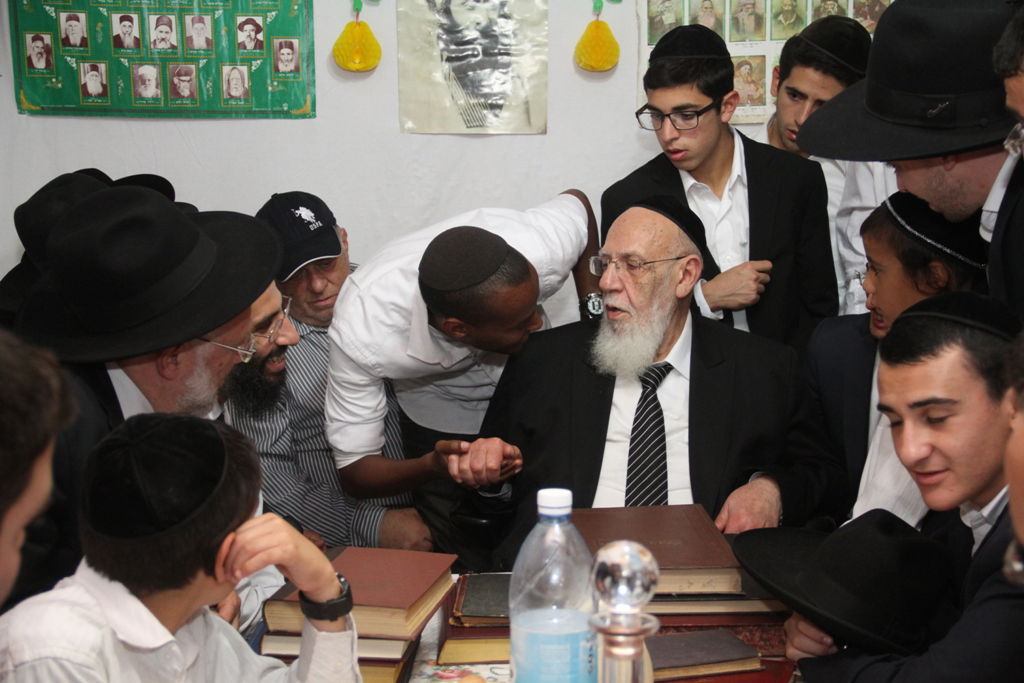 עם נשיא מועצת החכמים בסוכה • גלריה חגיגית